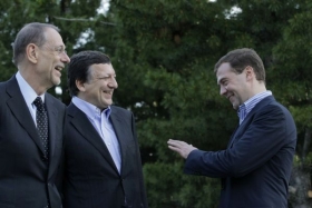 Povinné úsměvy. Solana, Barroso a Medveděv.